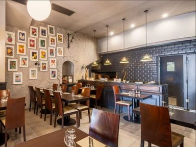 Spacieuses salles de restaurant deux niveaux