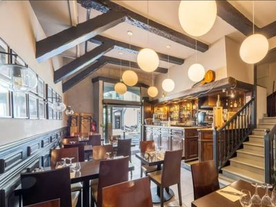 Spacieuses salles de restaurant deux niveaux