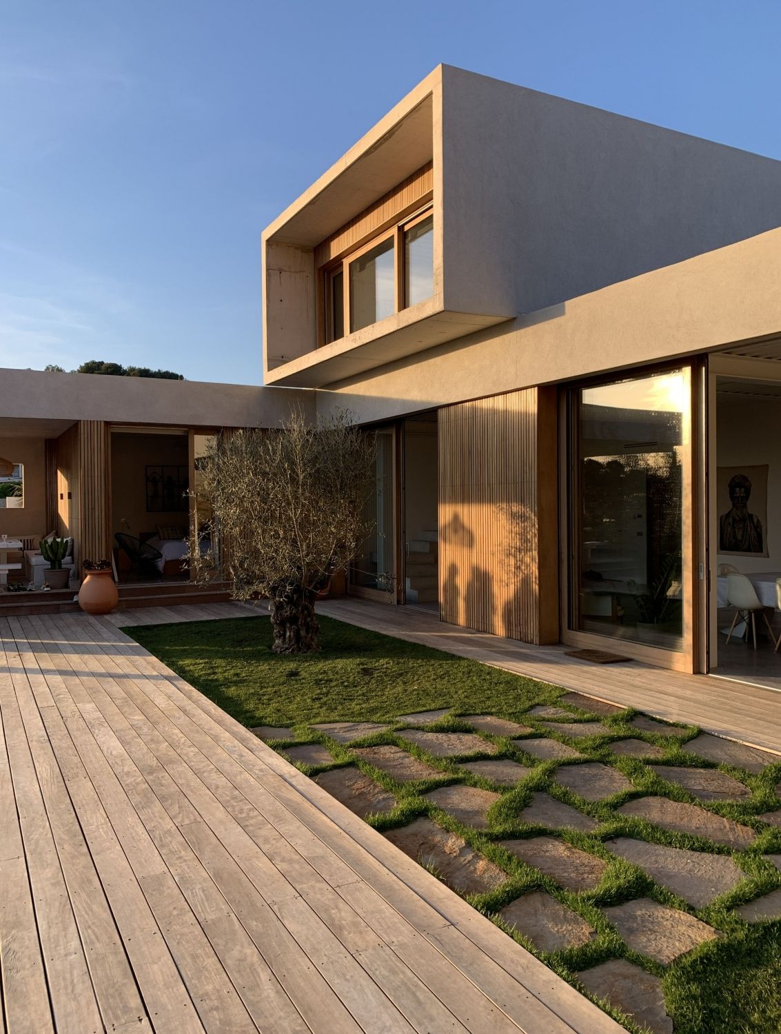 Modern villa overlooking Marseille