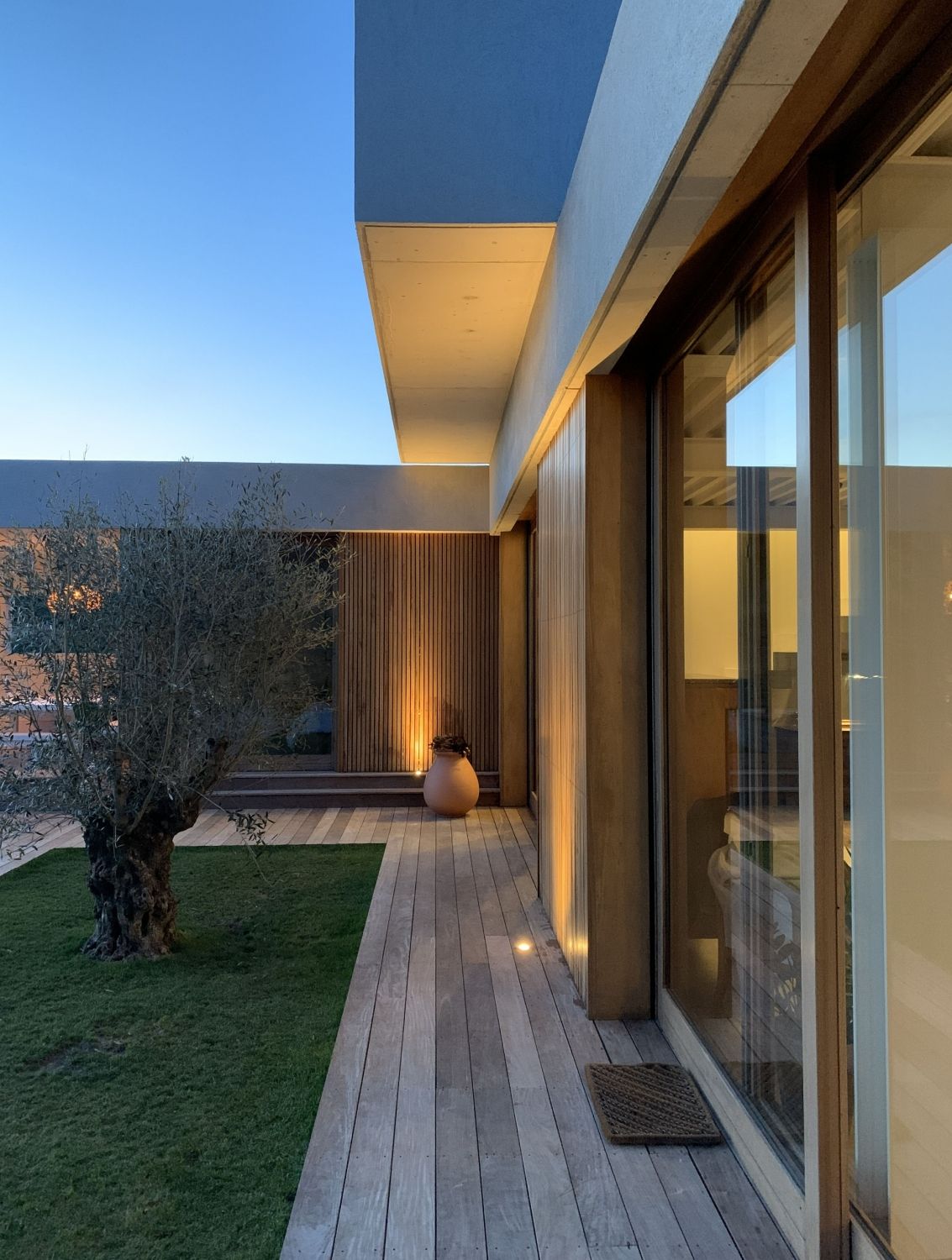 Modern villa overlooking Marseille