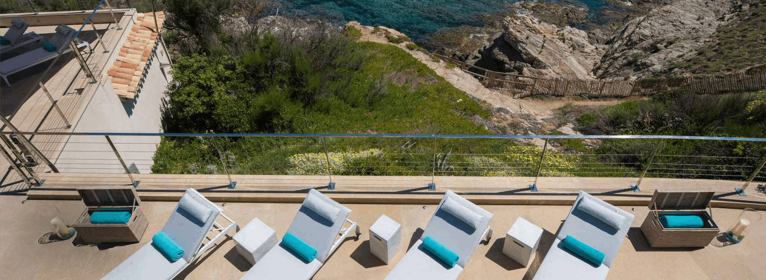Villa on the rock edge with endless sea views