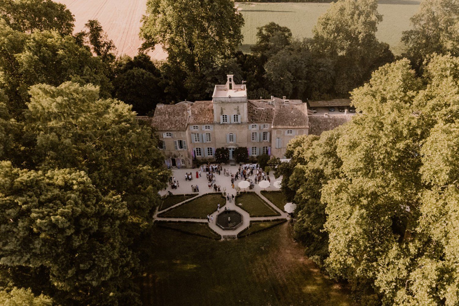 Romantic 15th century castle 45 minutes from Avignon