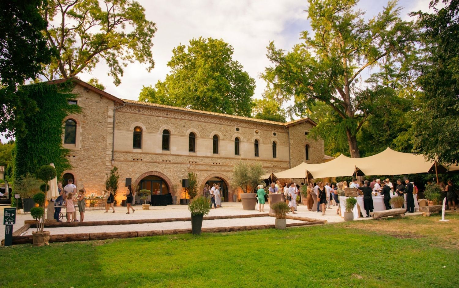 Romantic 15th century castle 45 minutes from Avignon
