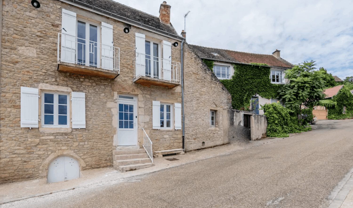 House nestled in the heart of the Burgundy vineyards