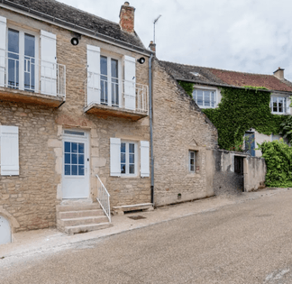 House nestled in the heart of the Burgundy vineyards