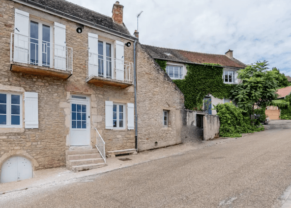 House nestled in the heart of the Burgundy vineyards