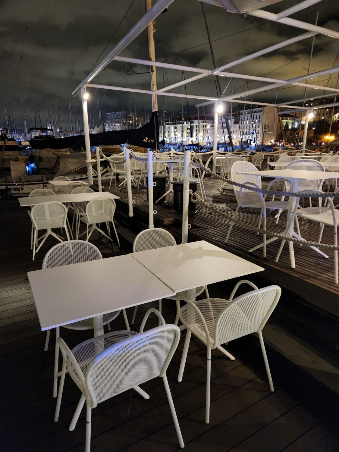 Terrasse au milieu du vieux port