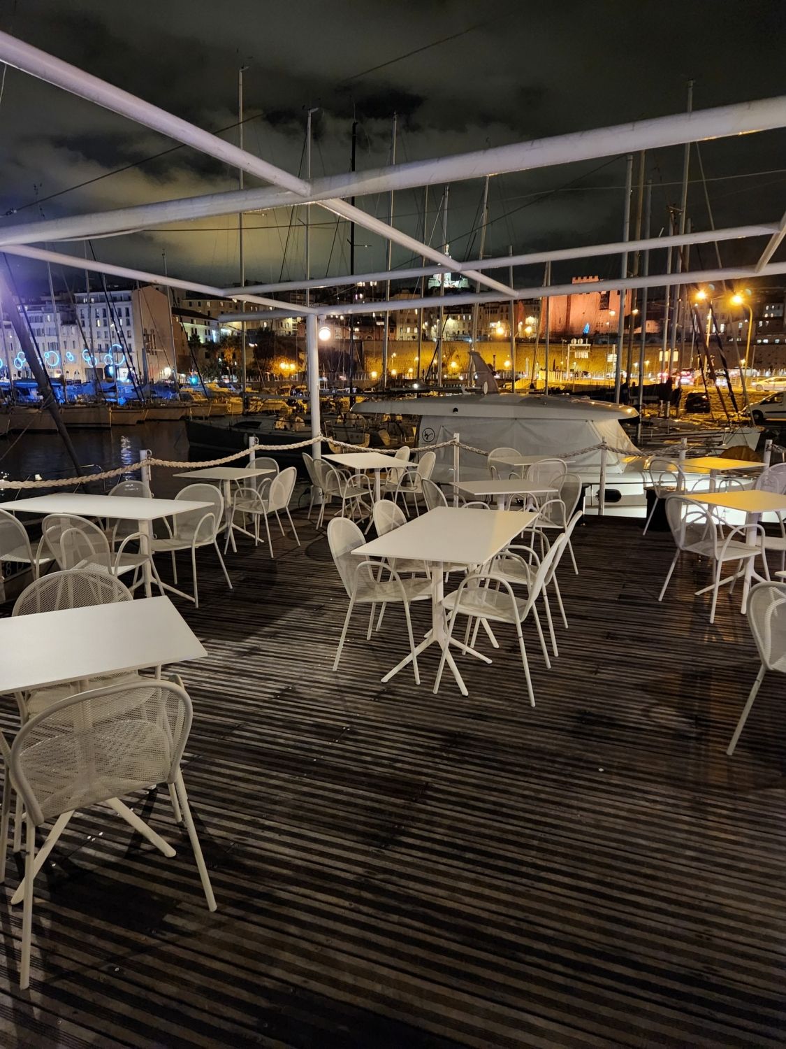 Terrasse au milieu du vieux port