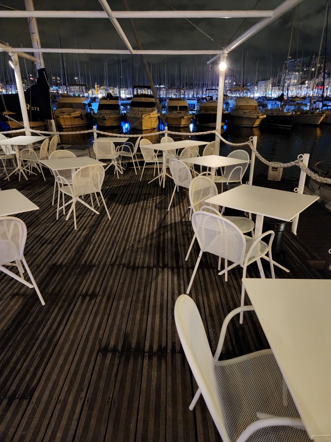 Terrasse au milieu du vieux port