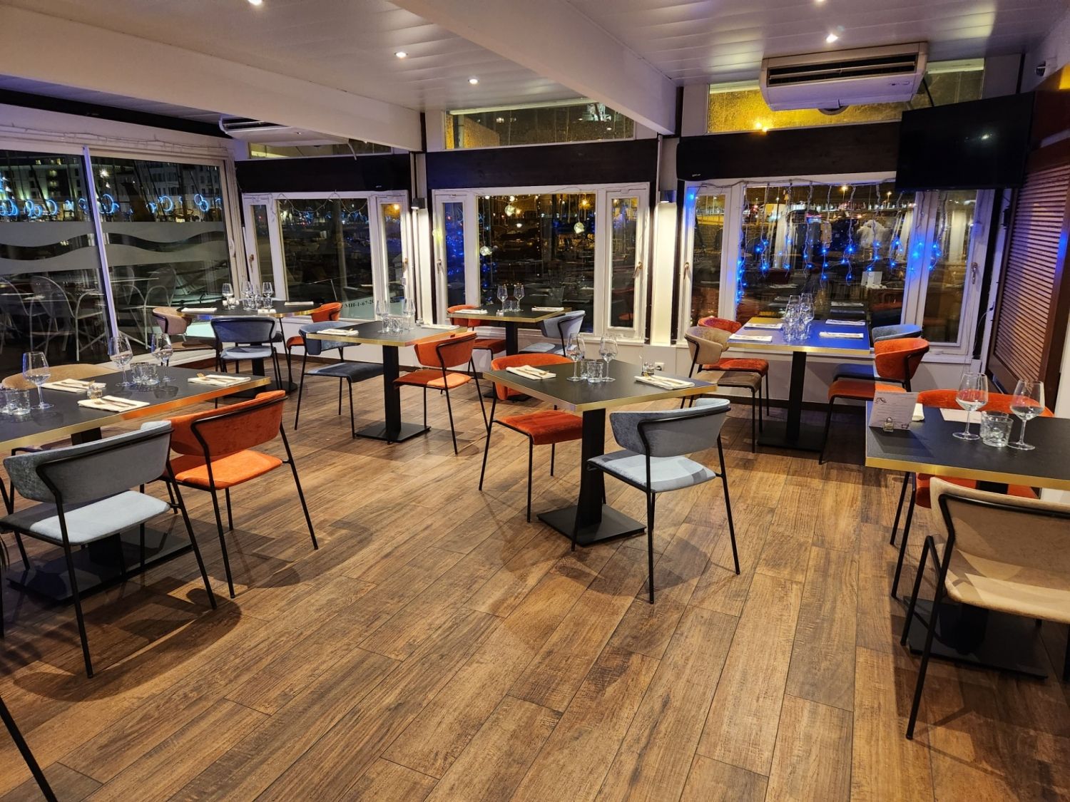 Terrasse au milieu du vieux port