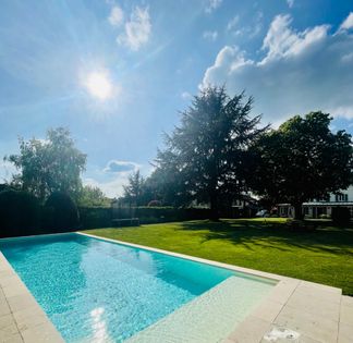  Heated swimming pool and Jacuzzi