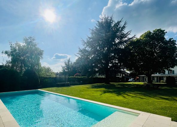  Heated swimming pool and Jacuzzi