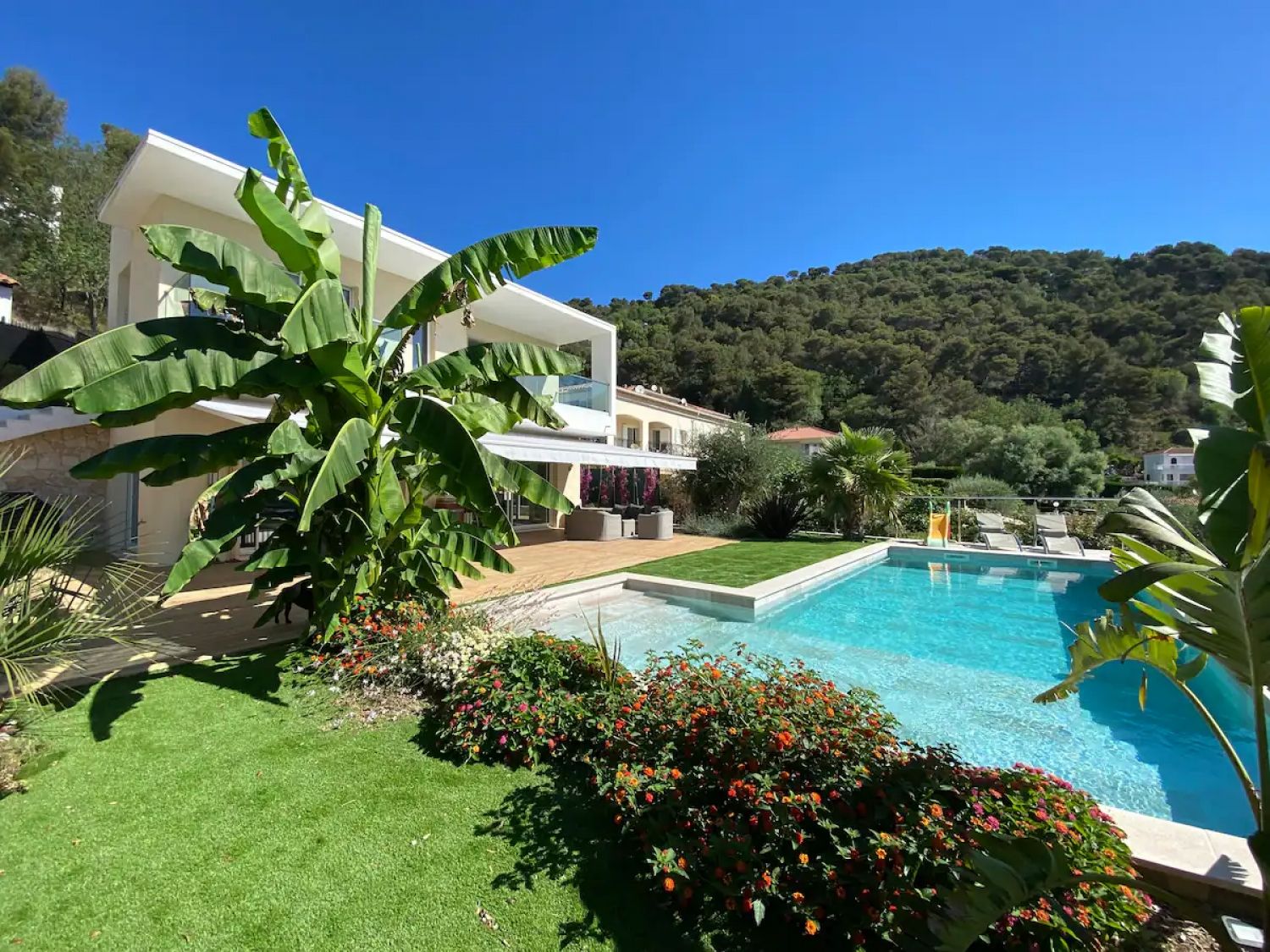 Villa with heated swimming pool and view of Eze