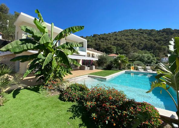 Villa with heated swimming pool and view of Eze