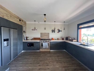 Maison avec jardin arboré de 2000 m et piscine