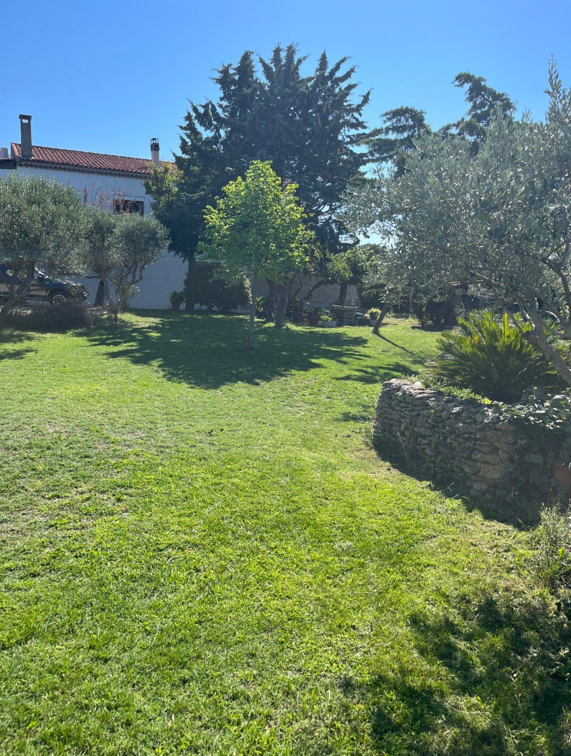 Maison avec jardin arboré de 2000 m et piscine