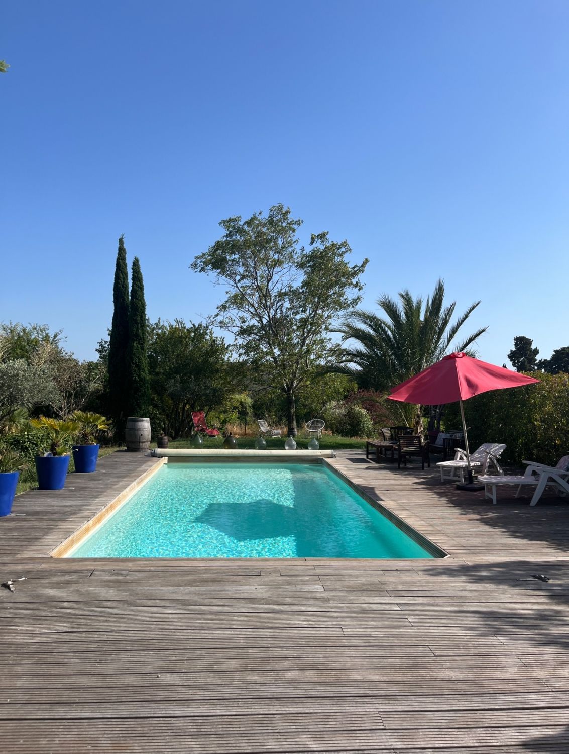 Maison avec jardin arboré de 2000 m et piscine
