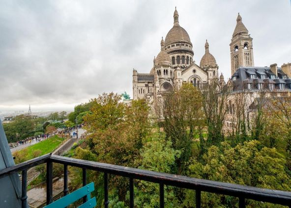 Apartment in front of Sacré Coeur