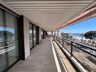 Luxury 4-Bedroom Beachfront Apartment with Sea View Terrace in Cannes