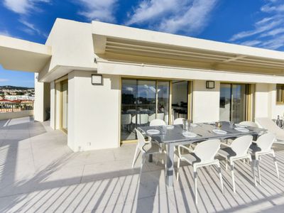Cannes Penthouse with 180m² Terrace & Sea View – Events up to 80 Guests
