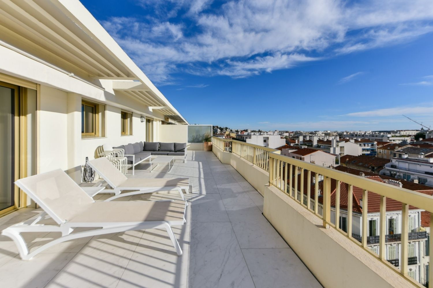 Penthouse panoramique avec vue sur la mer à Cannes avec une vaste terrasse pour les événements