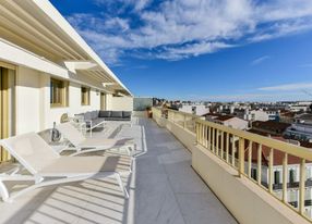 Penthouse with terrace 180m2 sea view