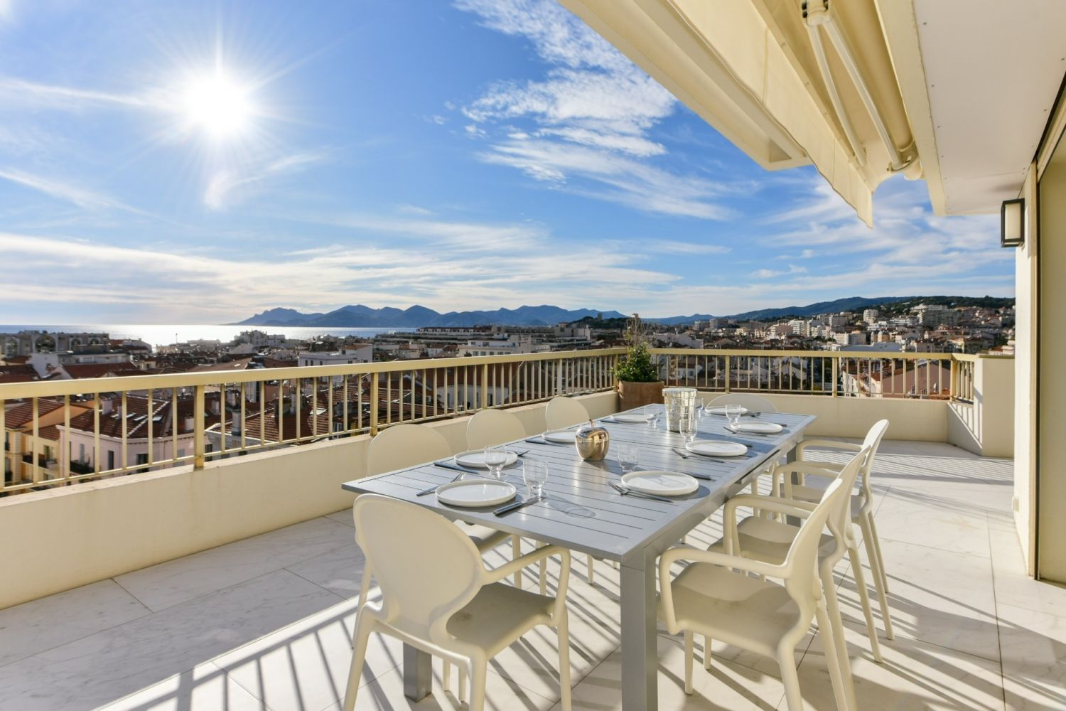 Penthouse panoramique avec vue sur la mer à Cannes avec une vaste terrasse pour les événements