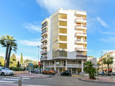 Cannes Penthouse with 180m² Terrace & Sea View – Events up to 80 Guests