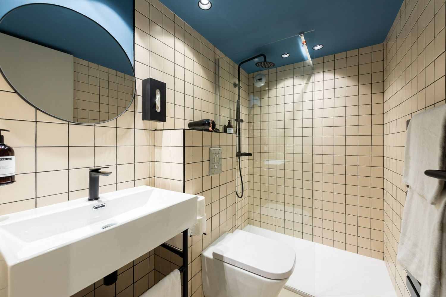 Cannes Apartment Opposite Palais – 4 Beds, Events up to 30 Guests