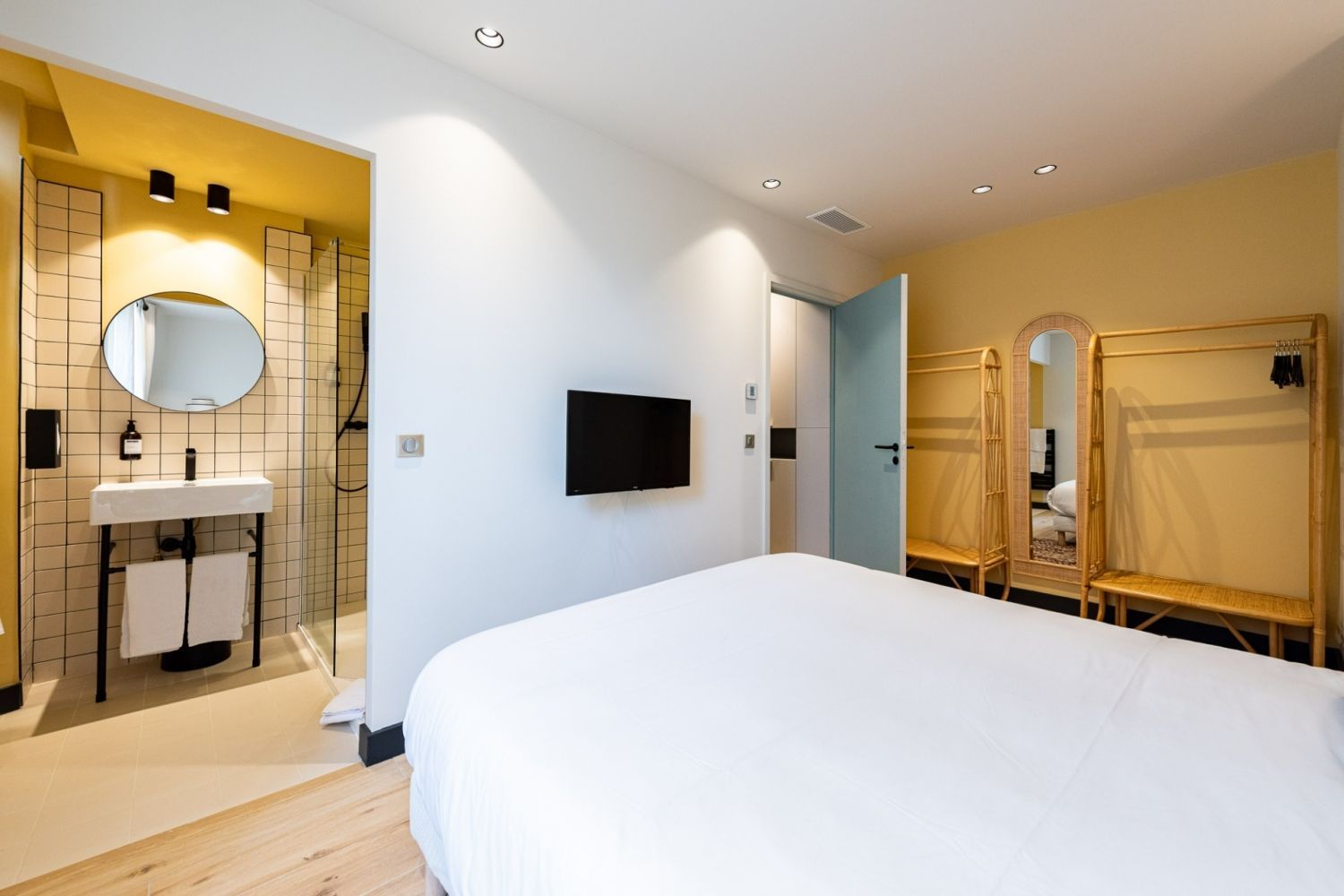 Cannes Apartment Opposite Palais – 4 Beds, Events up to 30 Guests