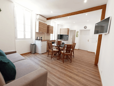 Cannes 2-Bedroom Apartment with Balcony – Events up to 15 Guests