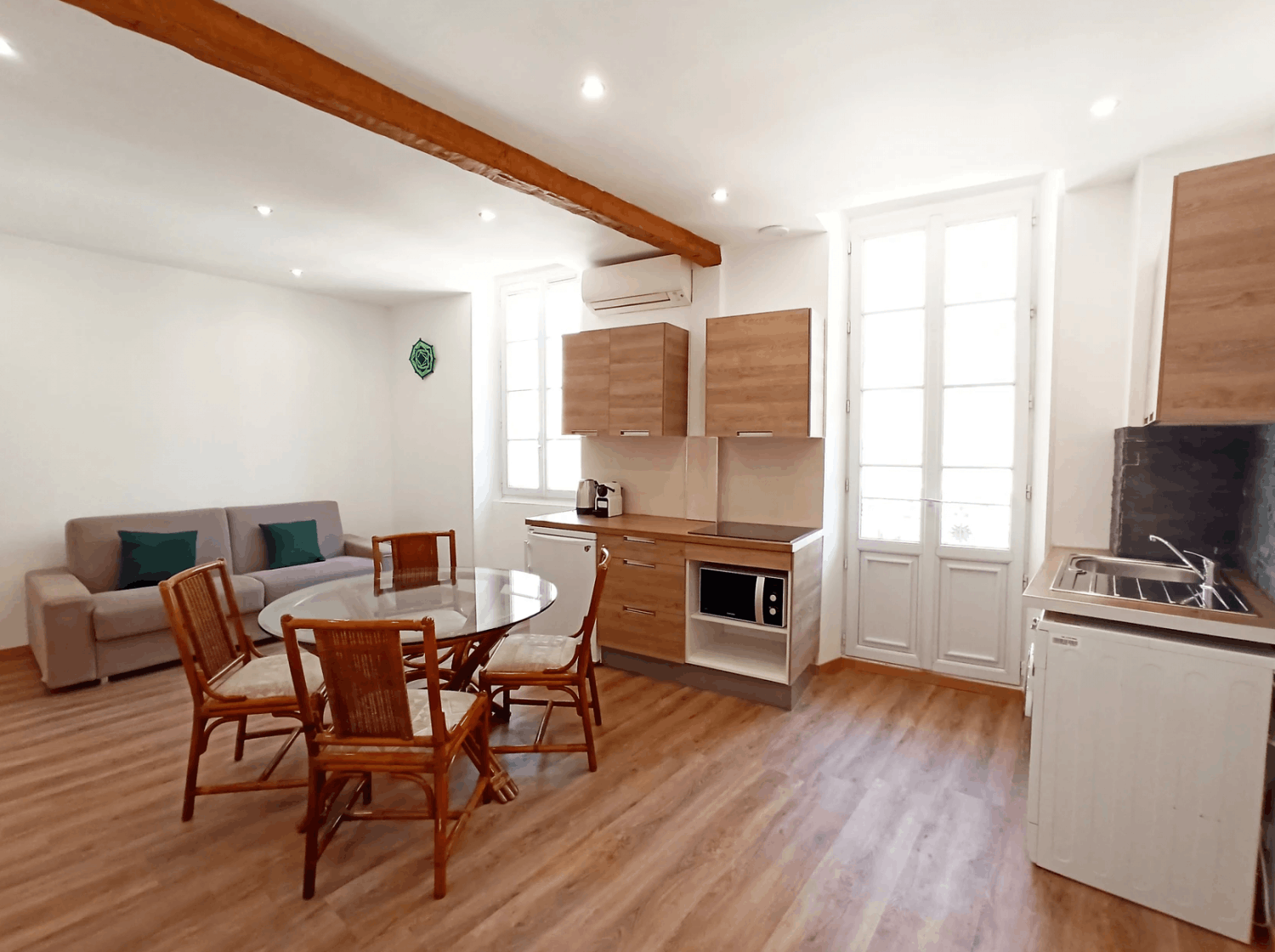 Appartement intimiste de 2 chambres à coucher avec balcon pour des événements privés