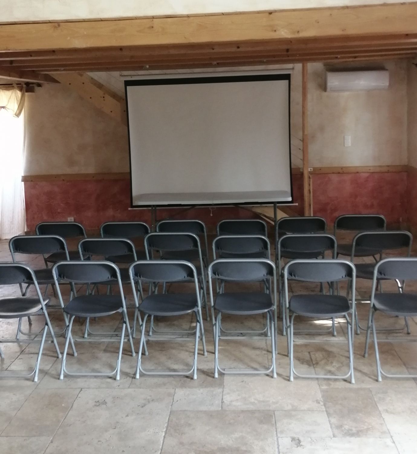 Party room 90 m2 with terrace near Avignon