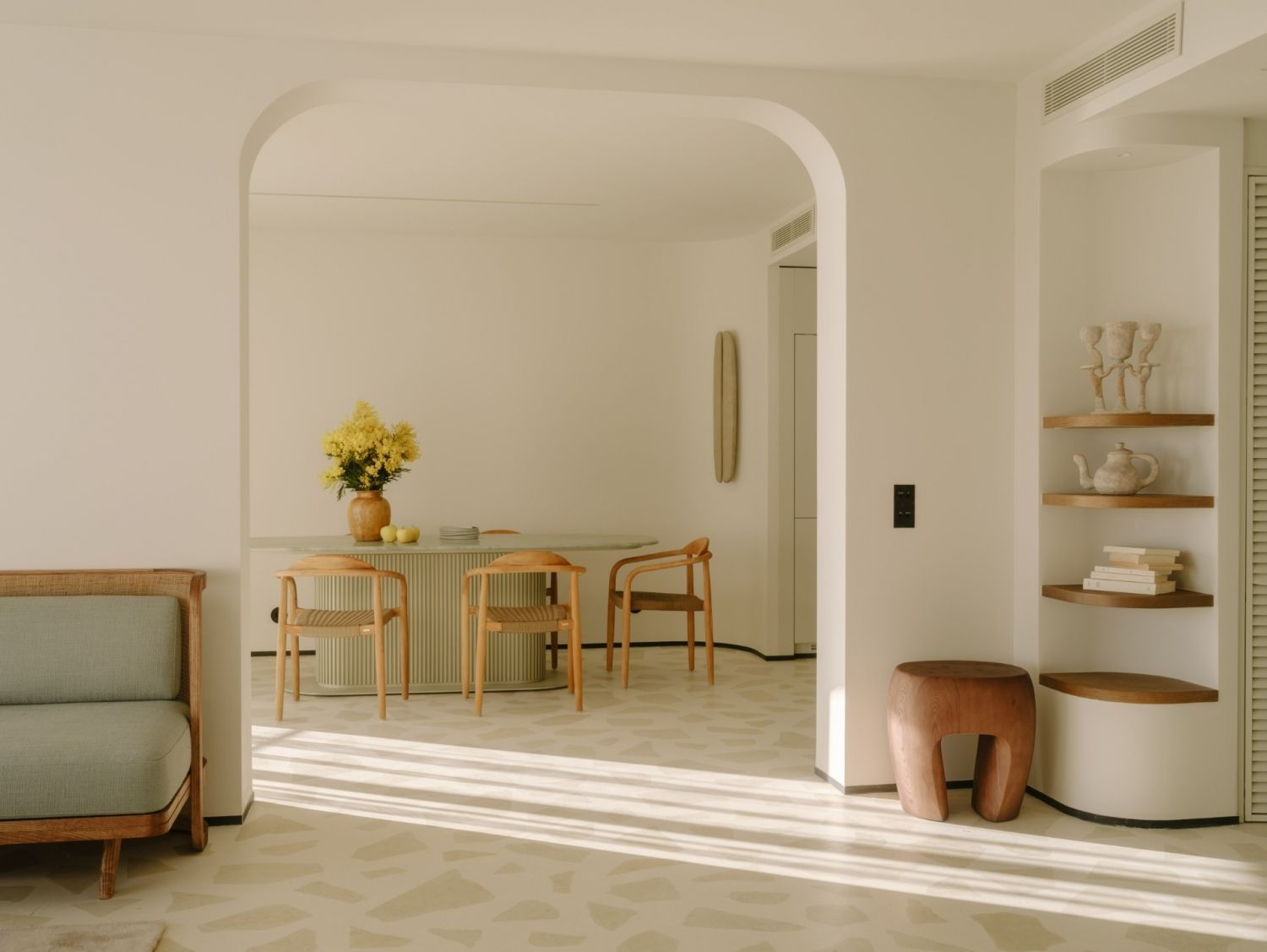 Suite élégante à Cannes avec balcon et espace de réunion au Suquet