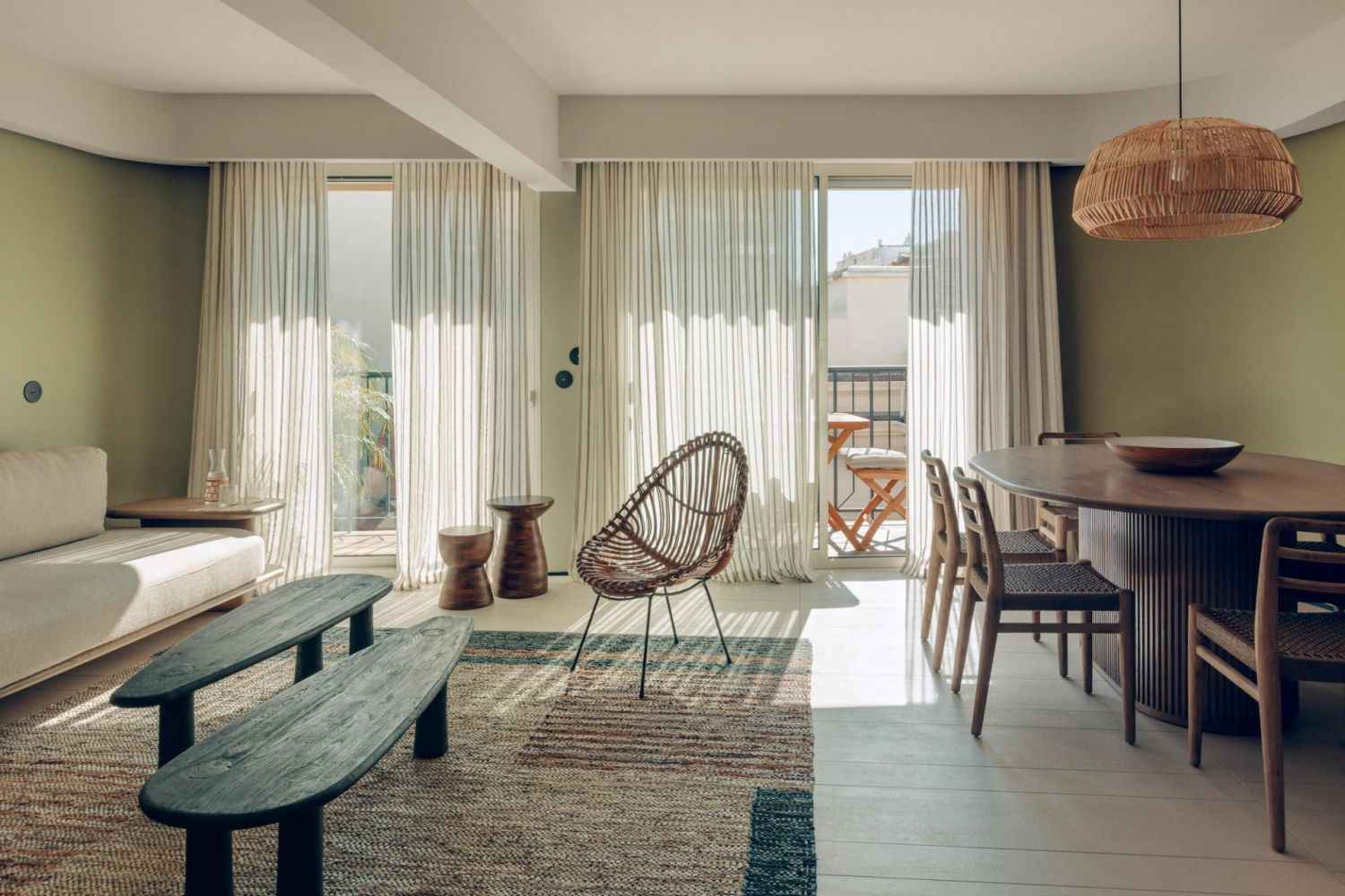 Suite élégante à Cannes avec balcon et espace de réunion au Suquet