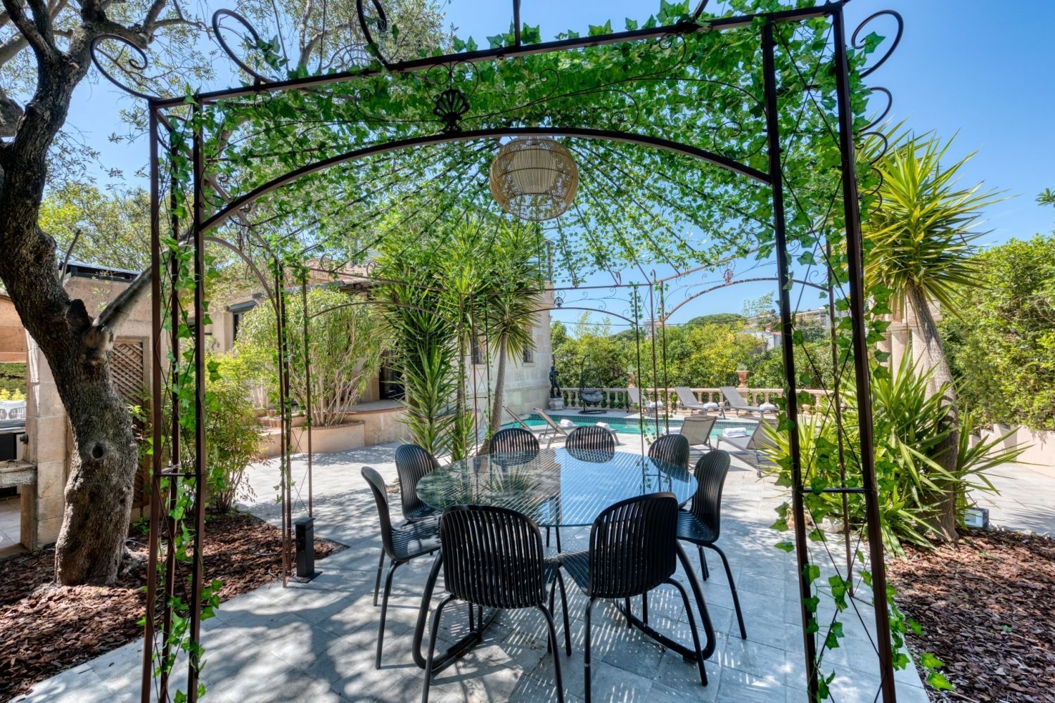 Luxury Cannes Villa Near Croisette – Pool, Garden, Events up to 30
