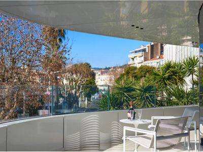 Luxury 2-Bedroom Cannes Apartment – Terrace Overlooking Red Carpet