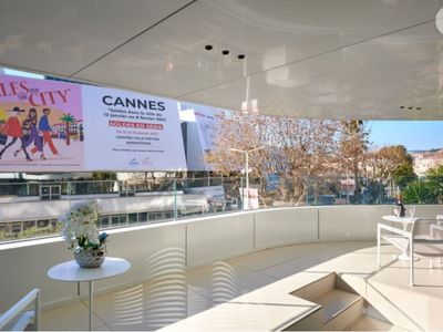 Luxury 2-Bedroom Cannes Apartment – Terrace Overlooking Red Carpet