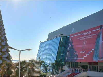 Luxury 2-Bedroom Cannes Apartment – Terrace Overlooking Red Carpet