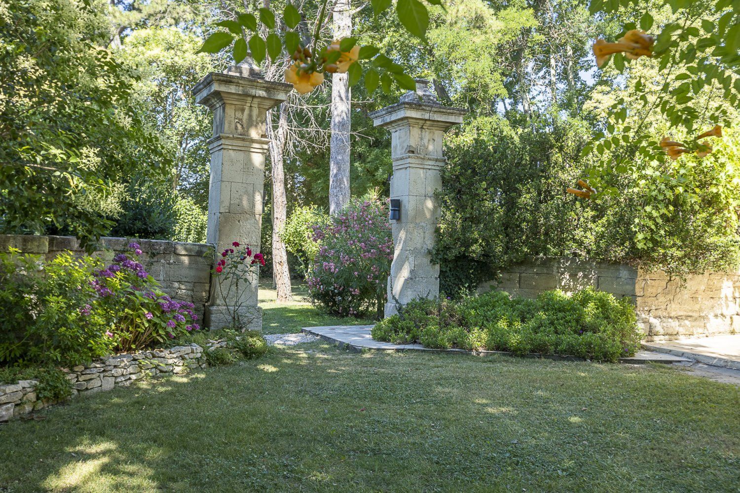 Provençal farmhouse in 17th Avignon