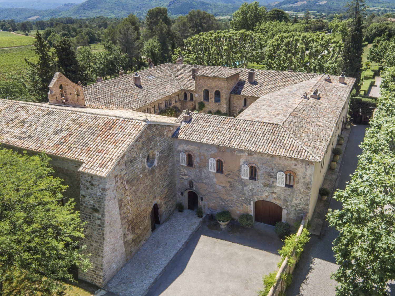 Château viticole avec de multiples espaces modulables et salles de réception pour les événements