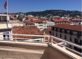 Penthouse with a nice city view close to La Croisette