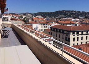 Penthouse with a nice city view close to La Croisette