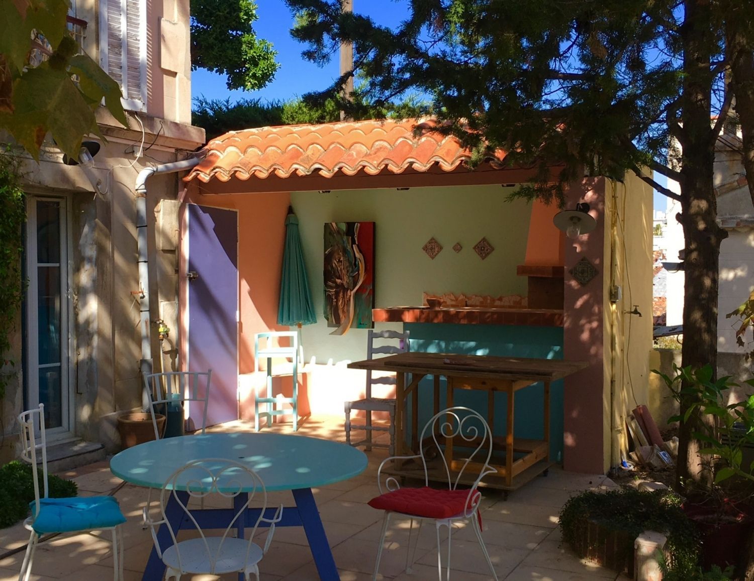A living room, a courtyard and a terrace with a view of the good-mother