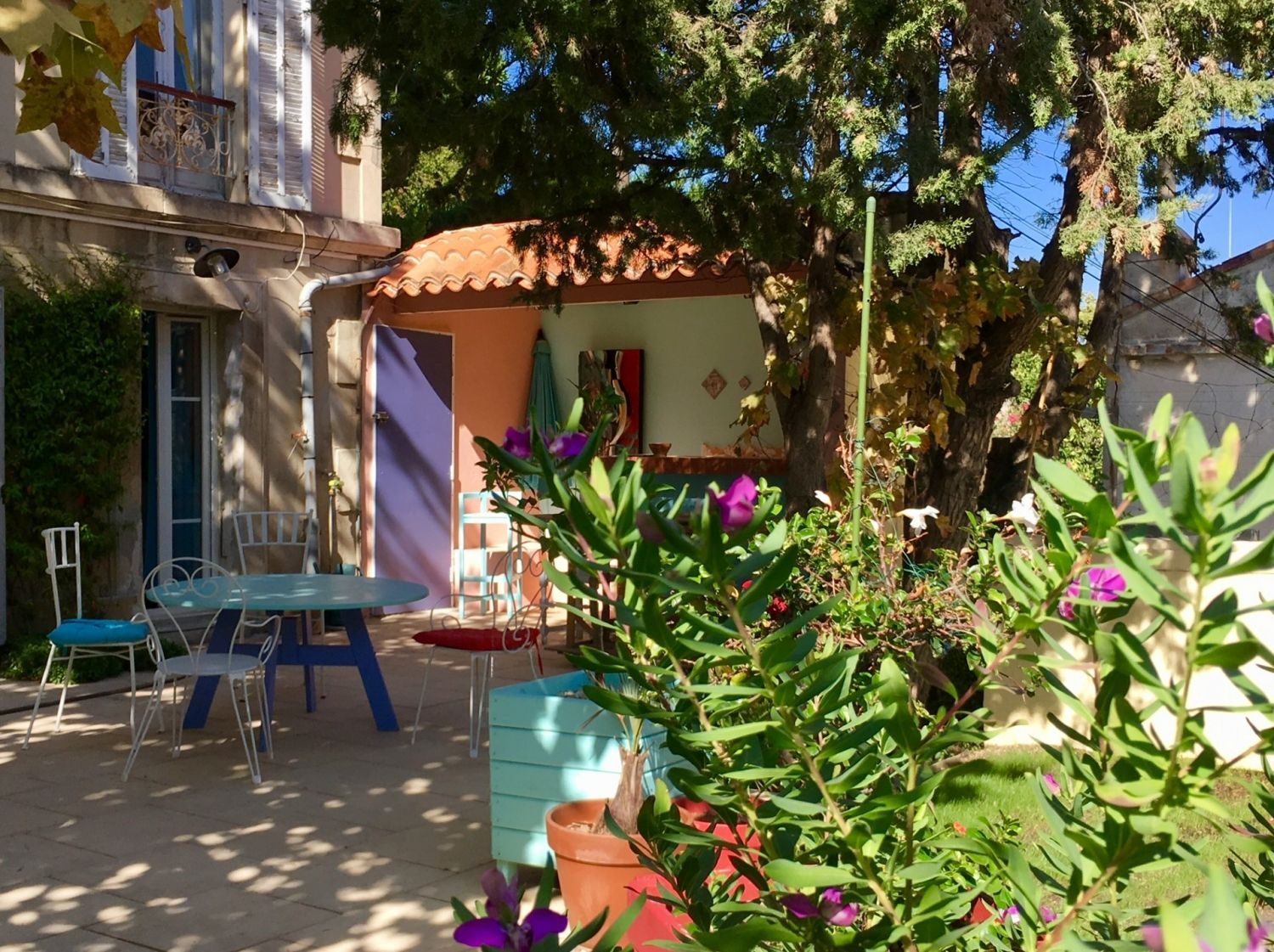 A living room, a courtyard and a terrace with a view of the good-mother