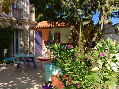 A living room, a courtyard and a terrace with a view of the good-mother