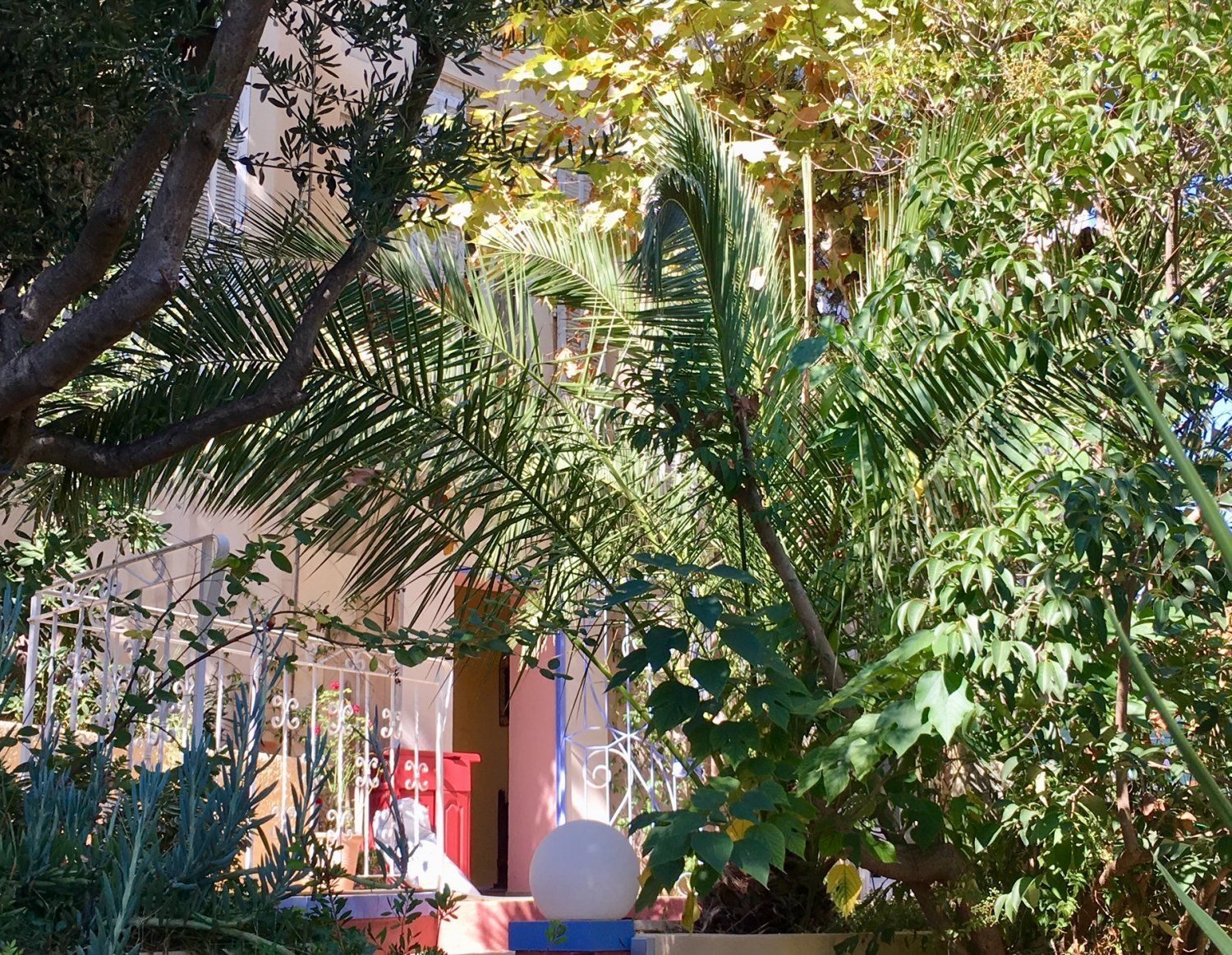 A living room, a courtyard and a terrace with a view of the good-mother