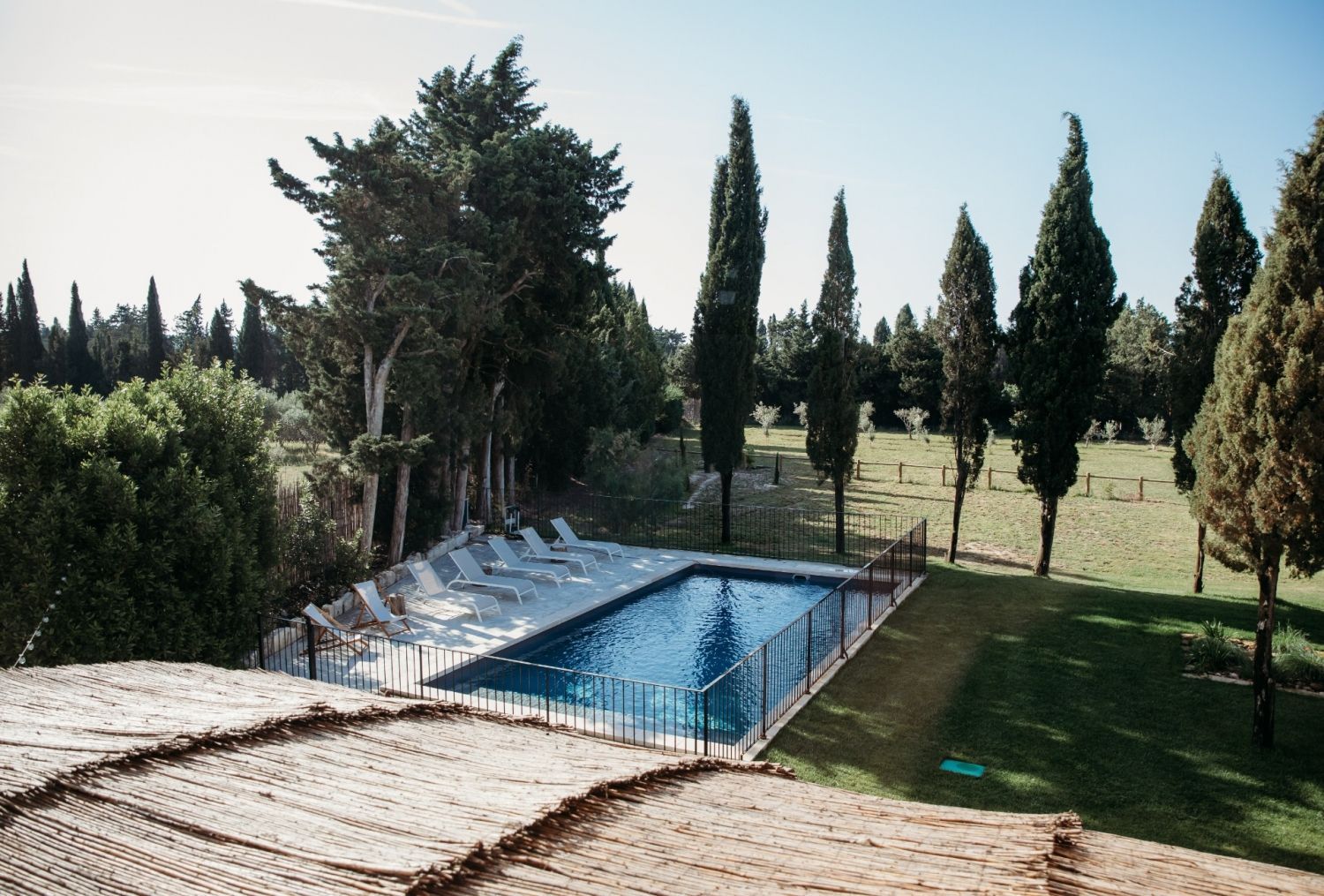 Provencal farmhouse with services and swimming pool