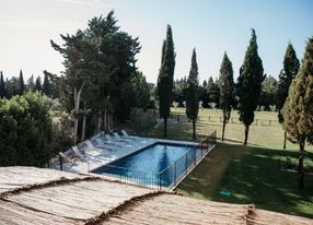 Provencal farmhouse with services and swimming pool