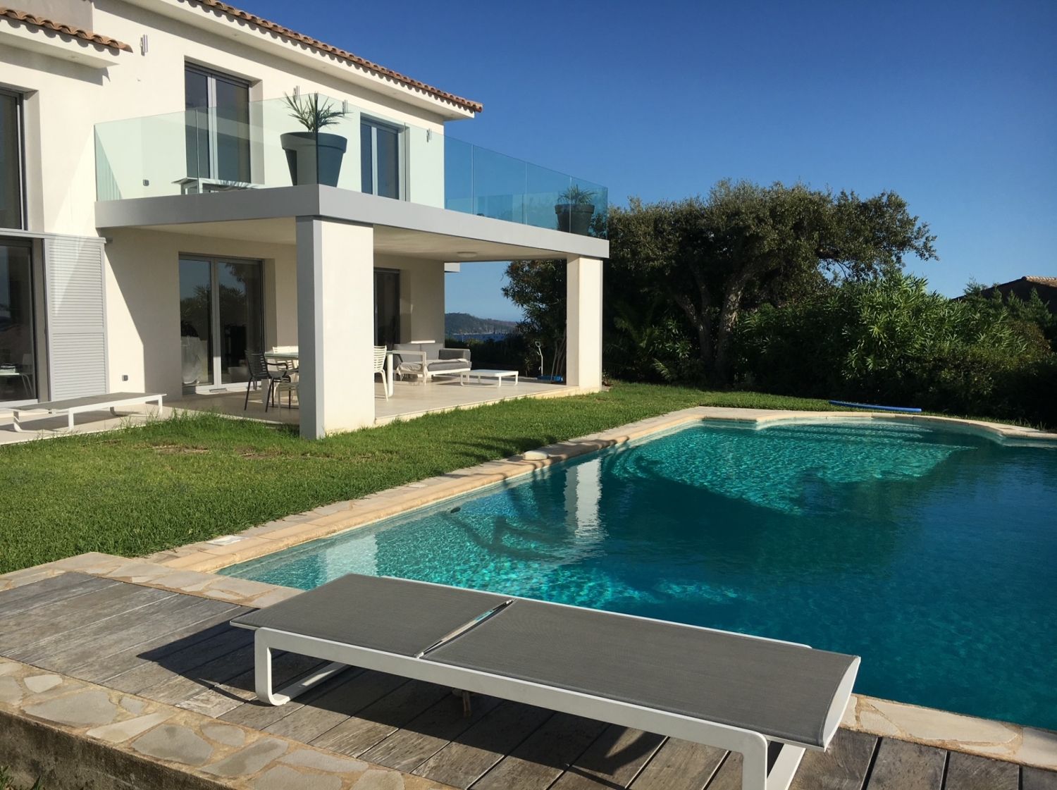 Terrasse abritée vue mer, jardin et piscine 